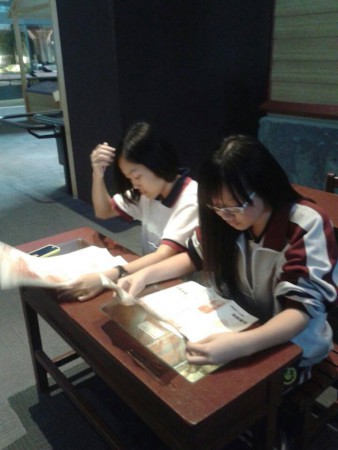 連出去玩也能很認真的兩個小孩