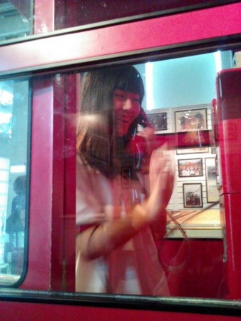 王子在跟歌迷講電話哦~